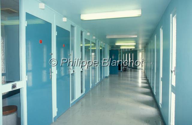 prison 13.JPG - Couloir des parloirsMAF (Maison d'Arrêt des Femmes)Fleury-Mérogis, France